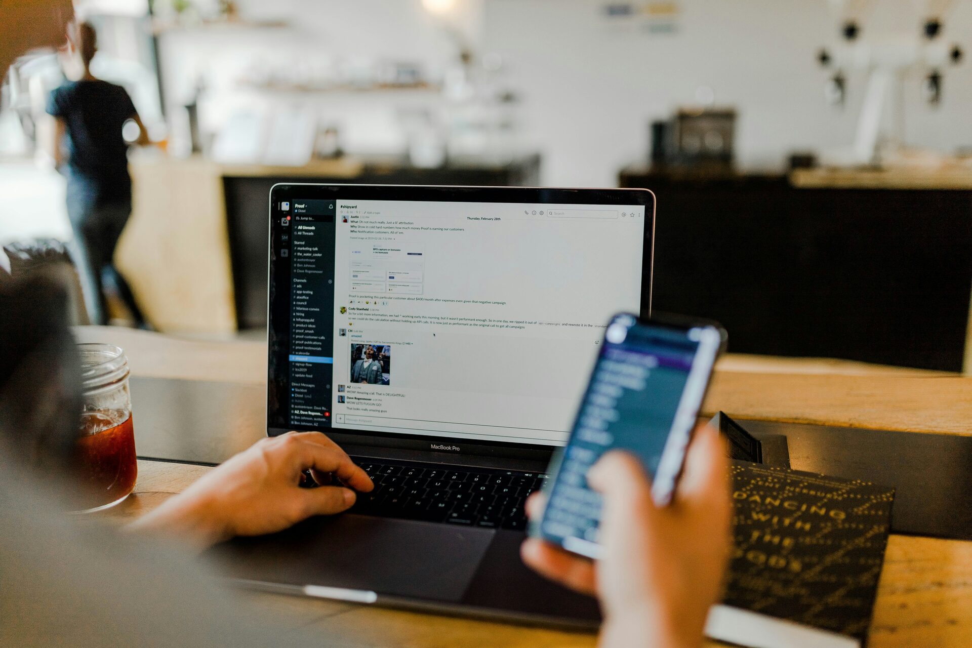 Professionnel utilisant un ordinateur et un téléphone