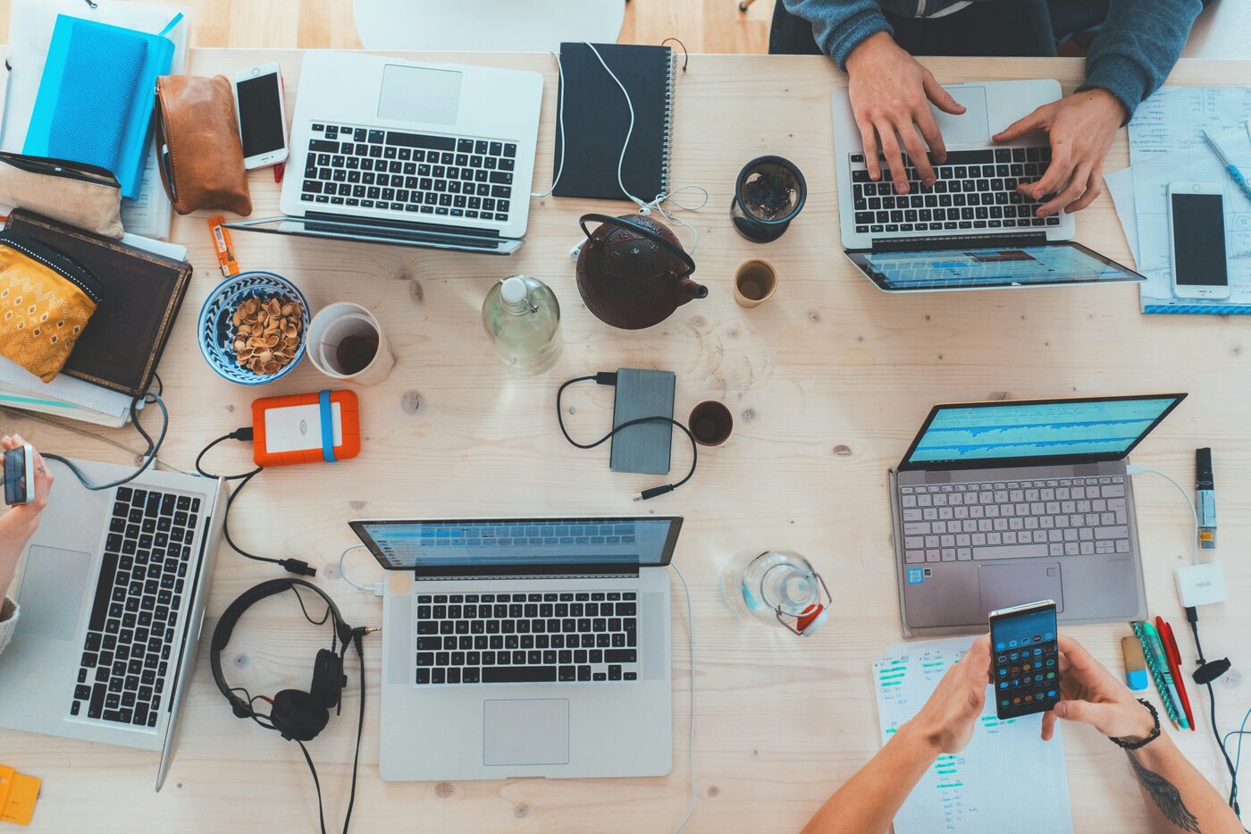 Espace de travail avec ordinateurs et outils numériques
